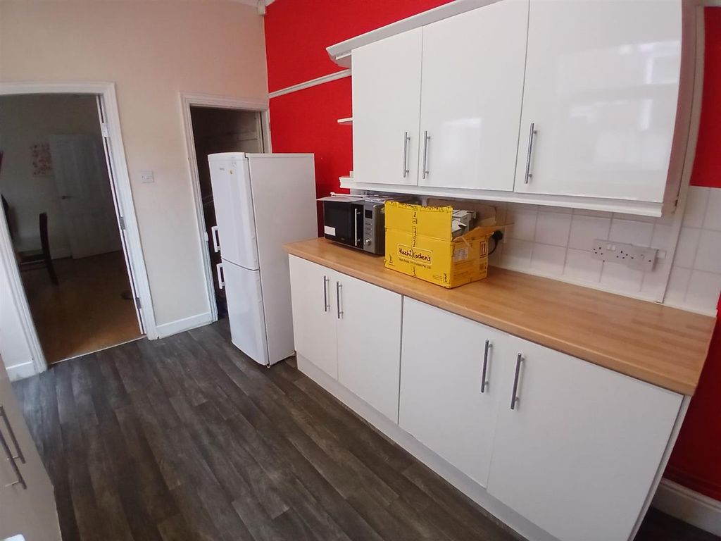 Property photo 2 of 7 Shared Kitchen