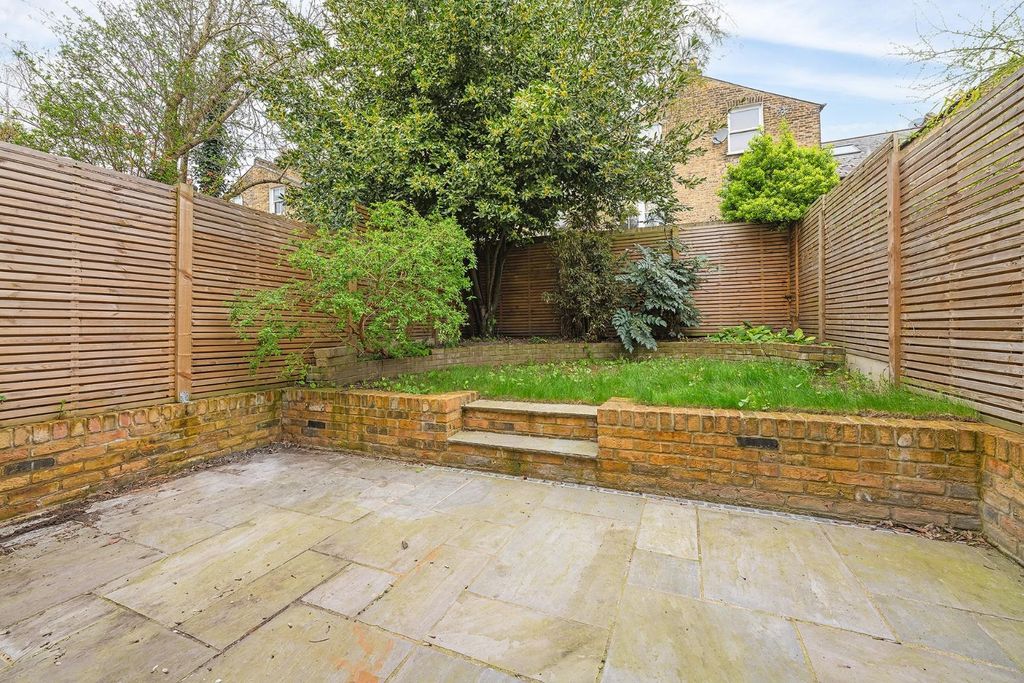 Property photo 2 of 17 Garden (1).Jpg