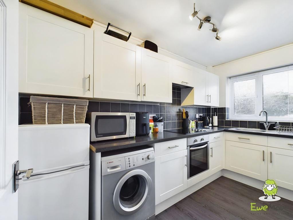Property photo 3 of 9 Kitchen