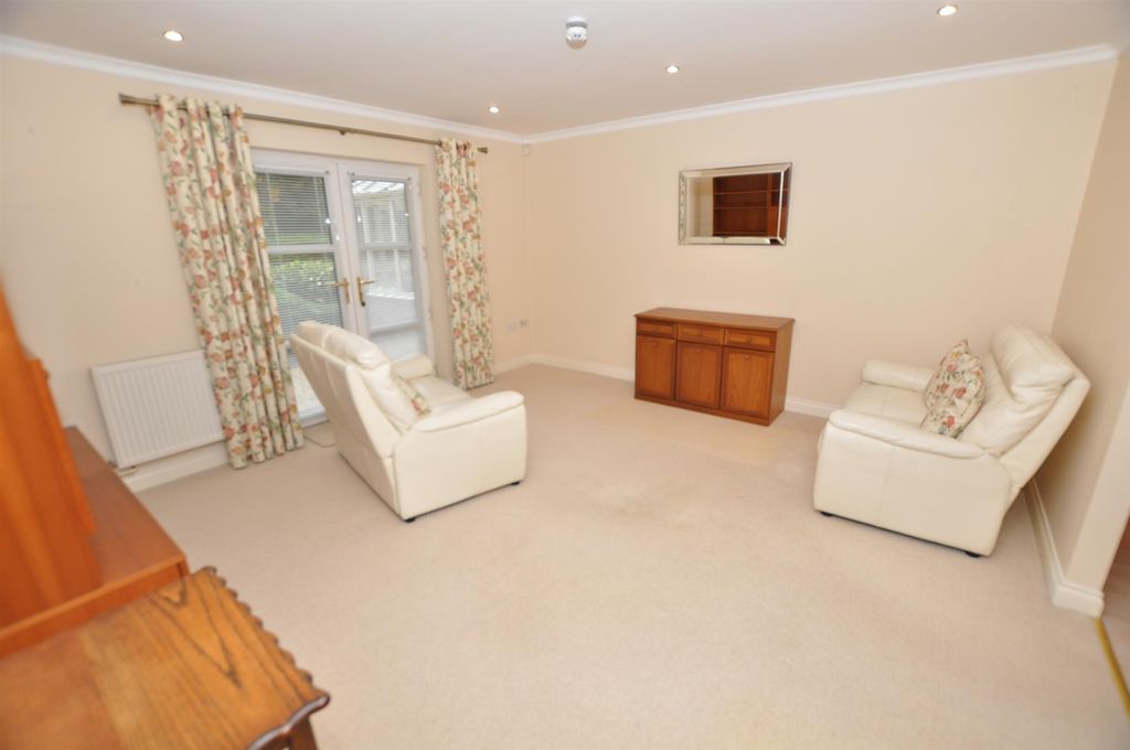 Property photo 2 of 10 Lounge