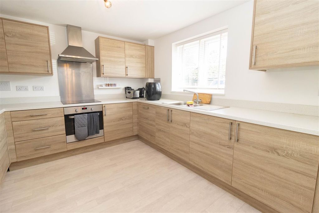 Property photo 3 of 13 Kitchen