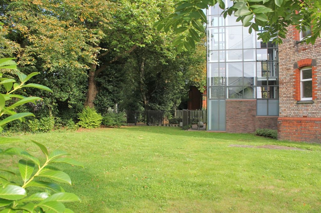 Property photo 2 of 10 A Spacious And Well-Maintained Garden Area, Perfec...