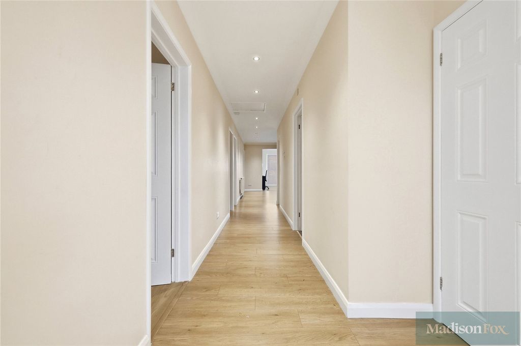 Property photo 3 of 28 Picture No. 32