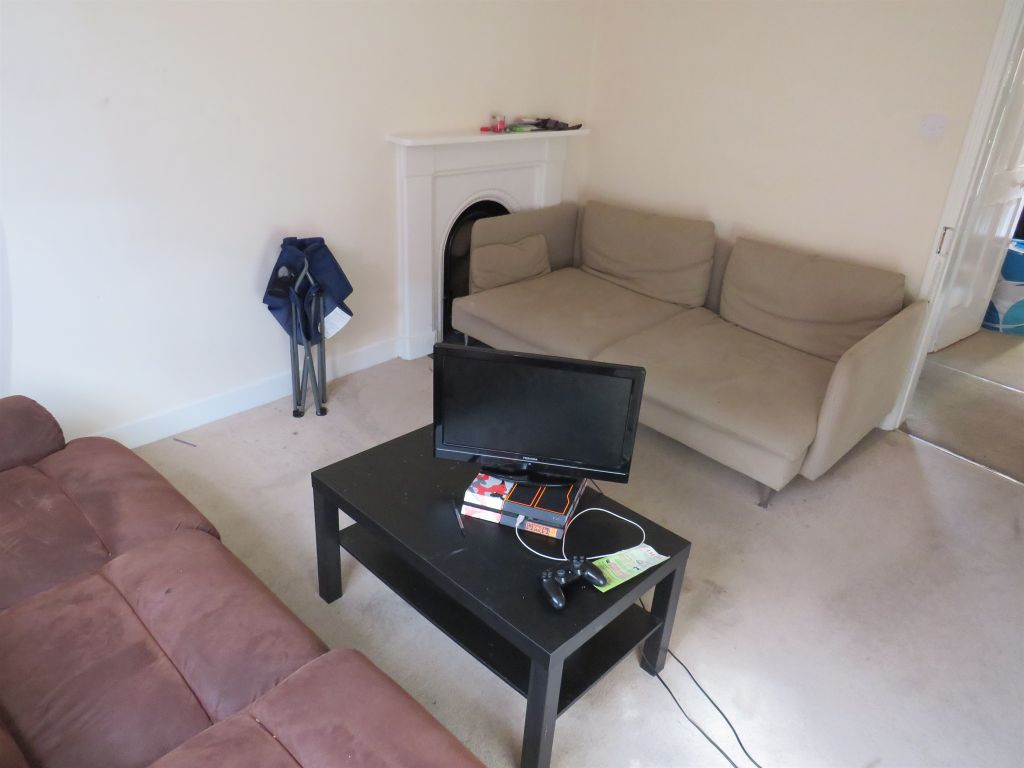 Property photo 1 of 4 Living Room