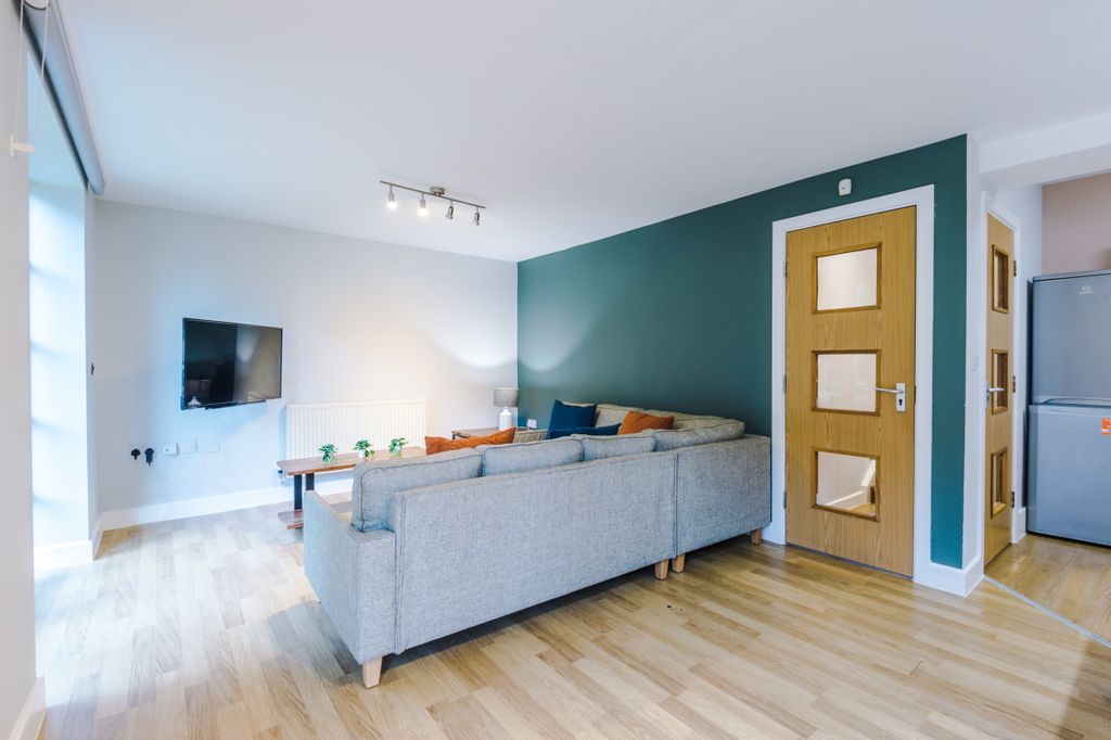 Property photo 3 of 31 Flat 5 Shiners Yard Living Room 4