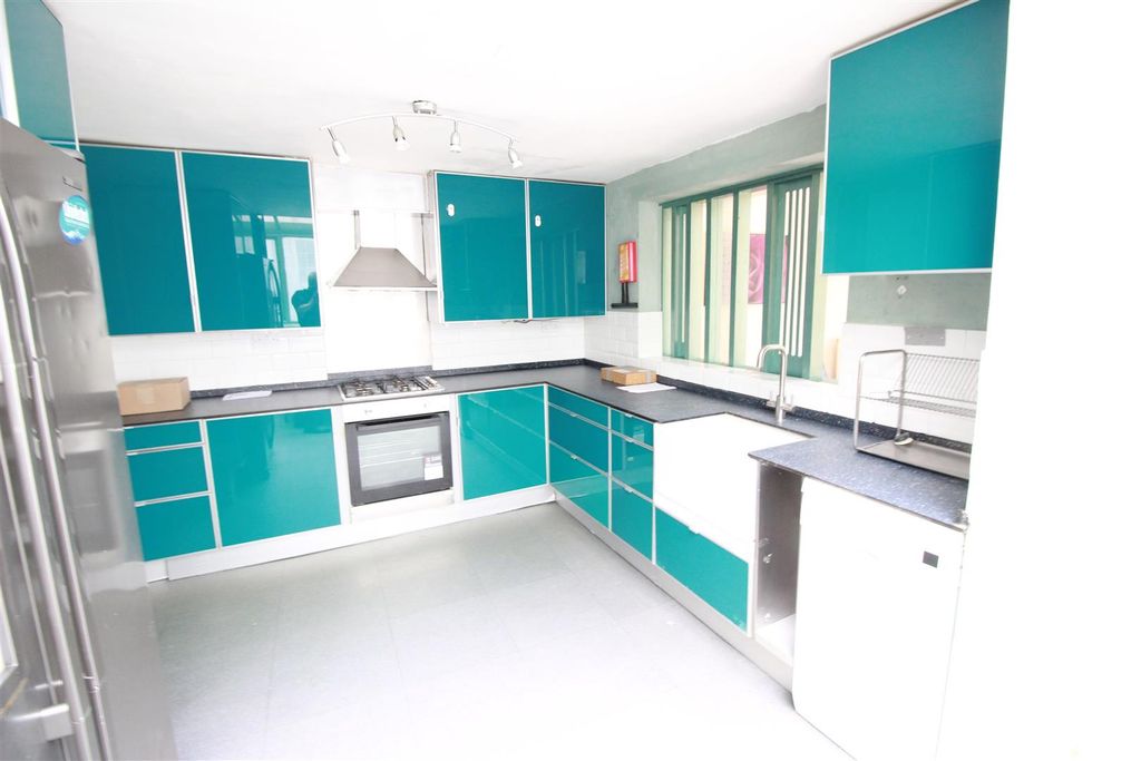 Property photo 2 of 20 Kitchen