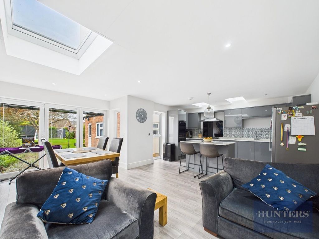 Property photo 2 of 24 Kitchen / Dining Area