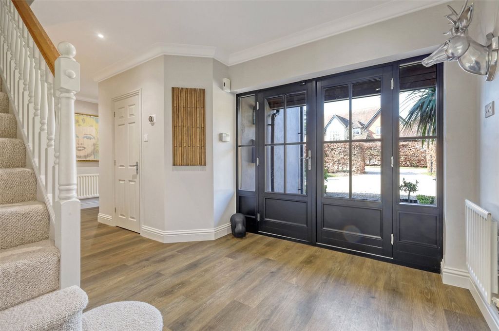 Property photo 3 of 27 Entrance Hall