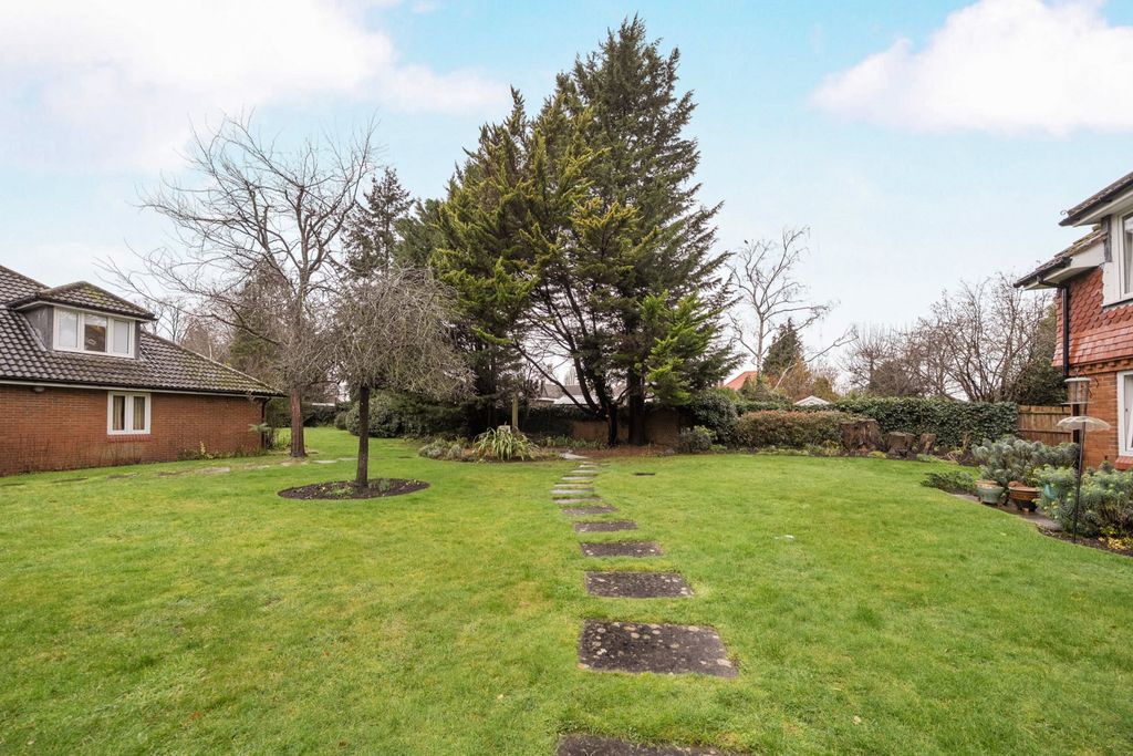 Property photo 2 of 13 Communal Gardens