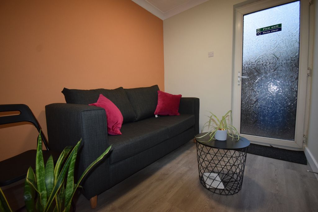 Property photo 2 of 12 Lounge.Jpg
