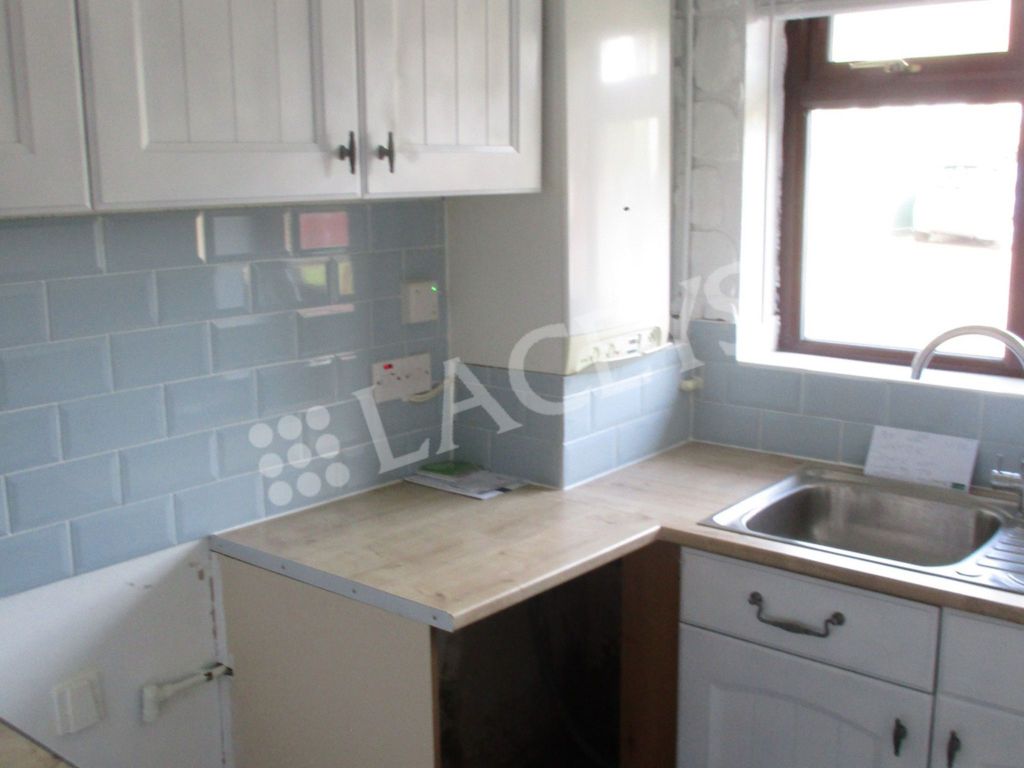 Property photo 3 of 10 Kitchen 2