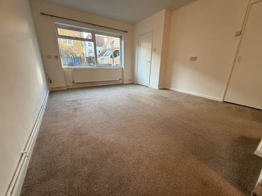 Property photo 3 of 14 Lounge