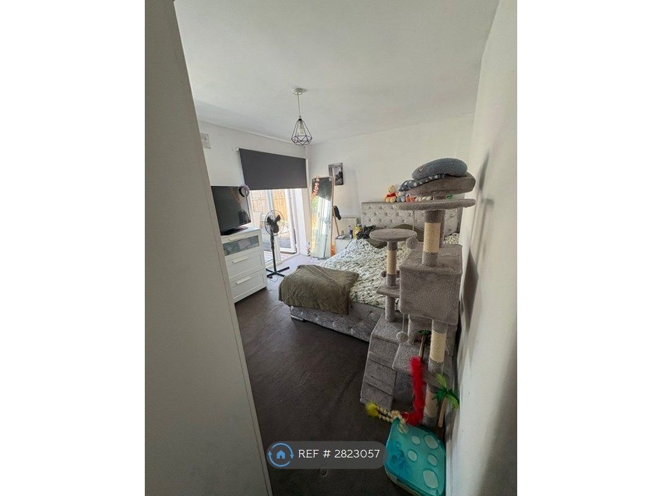 Property photo 3 of 9 Bedroom 1