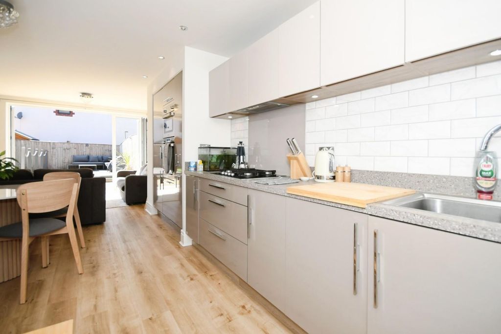 Property photo 3 of 17 Kitchen.Jpg
