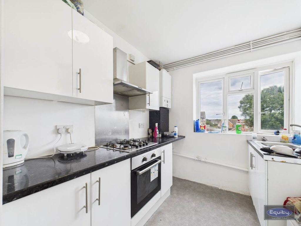 Property photo 3 of 8 Kitchen