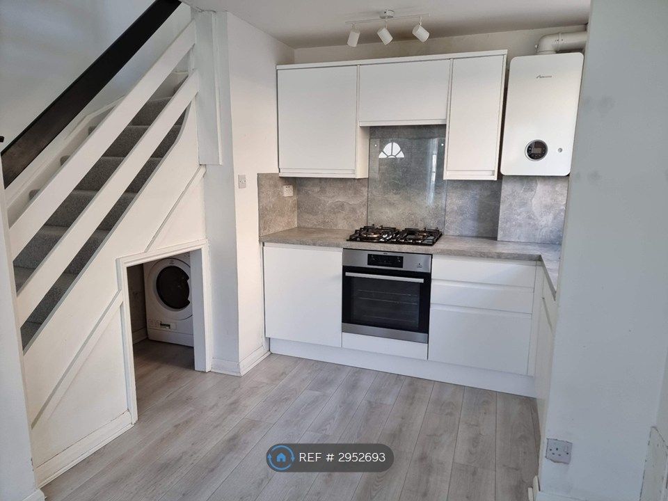 Property photo 3 of 11 Kitchen