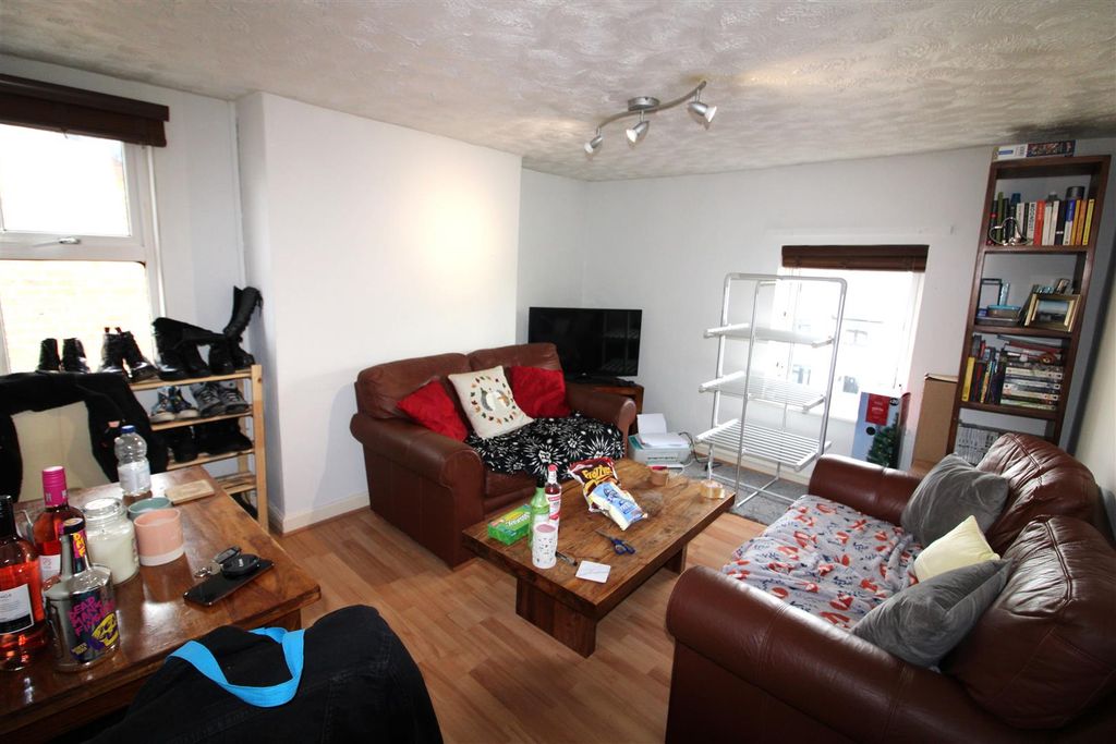 Property photo 2 of 7 Living Area