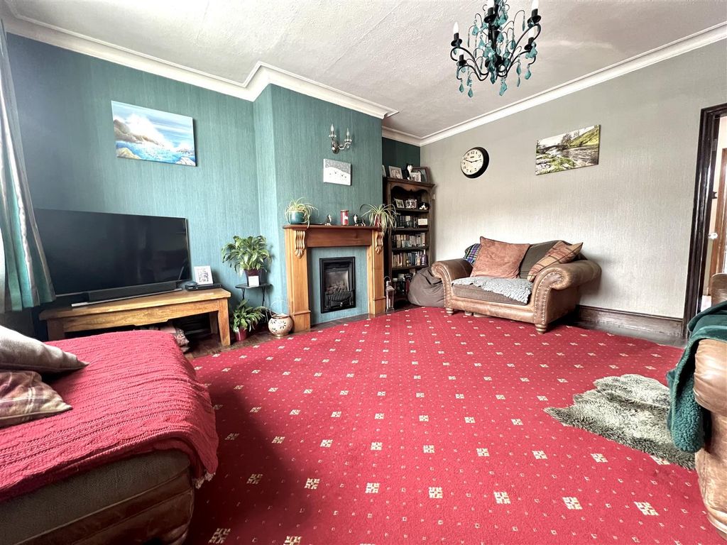 Property photo 3 of 19 Lounge