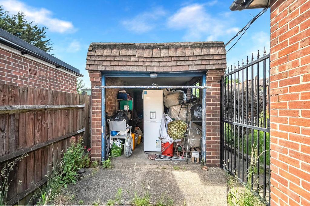 Property photo 3 of 17 Garage