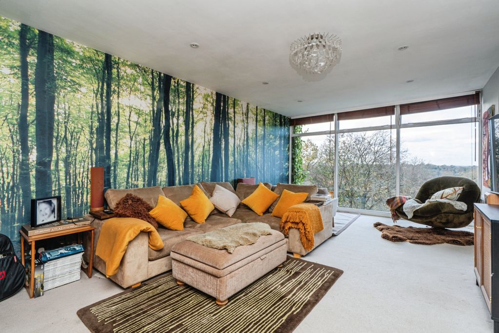 Property photo 1 of 32 Lounge