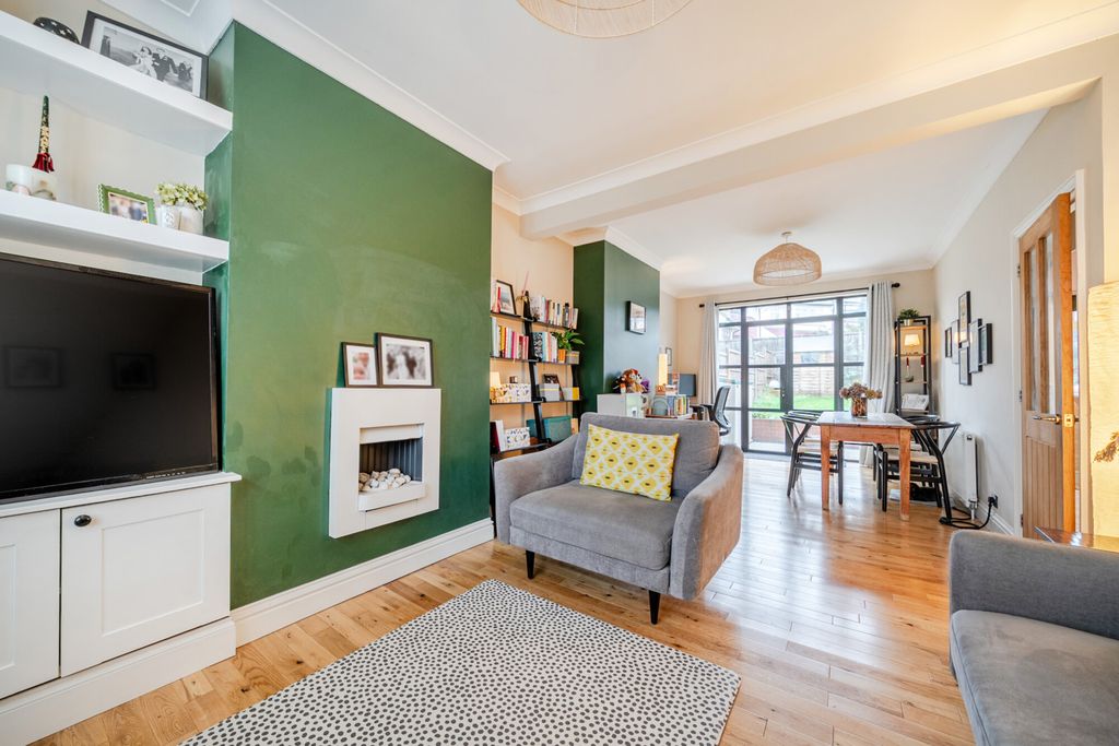 Property photo 3 of 17 Lounge