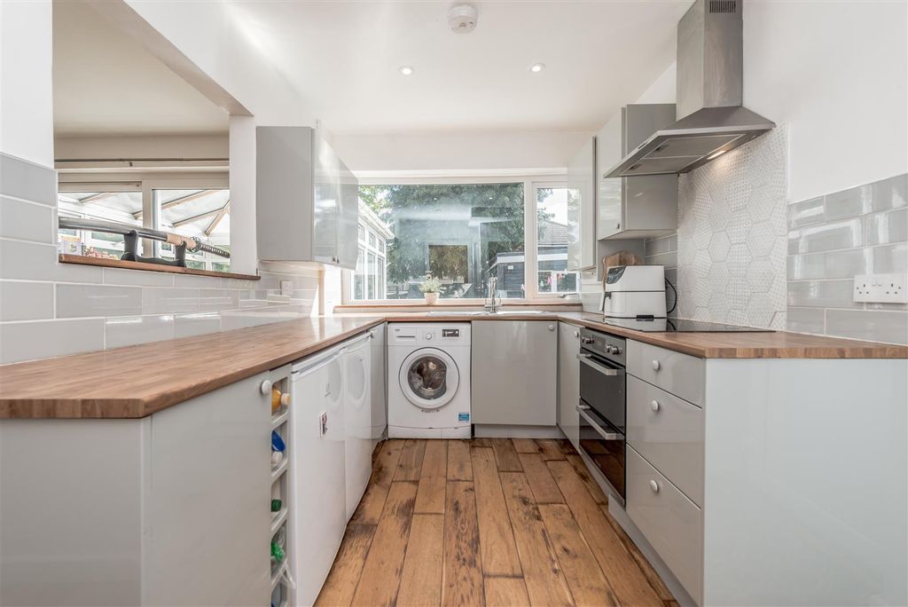 Property photo 3 of 30 Fitted Kitchen: