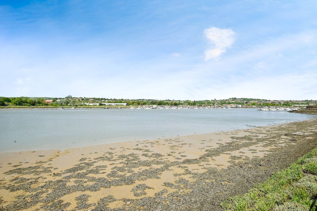 Property photo 3 of 15 River Medway