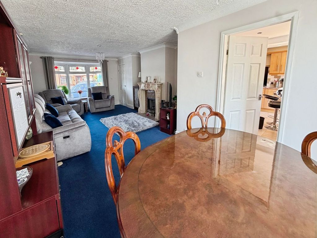 Property photo 3 of 16 Lounge / Diner (2)