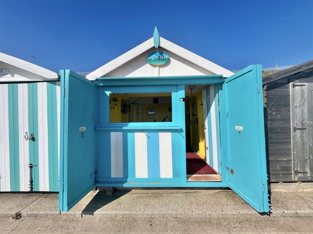Property photo 1 of 7 Beach Hut