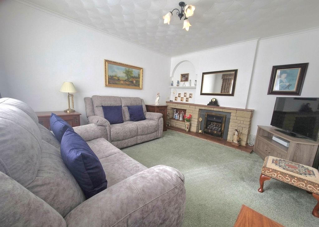 Property photo 2 of 15 Lounge