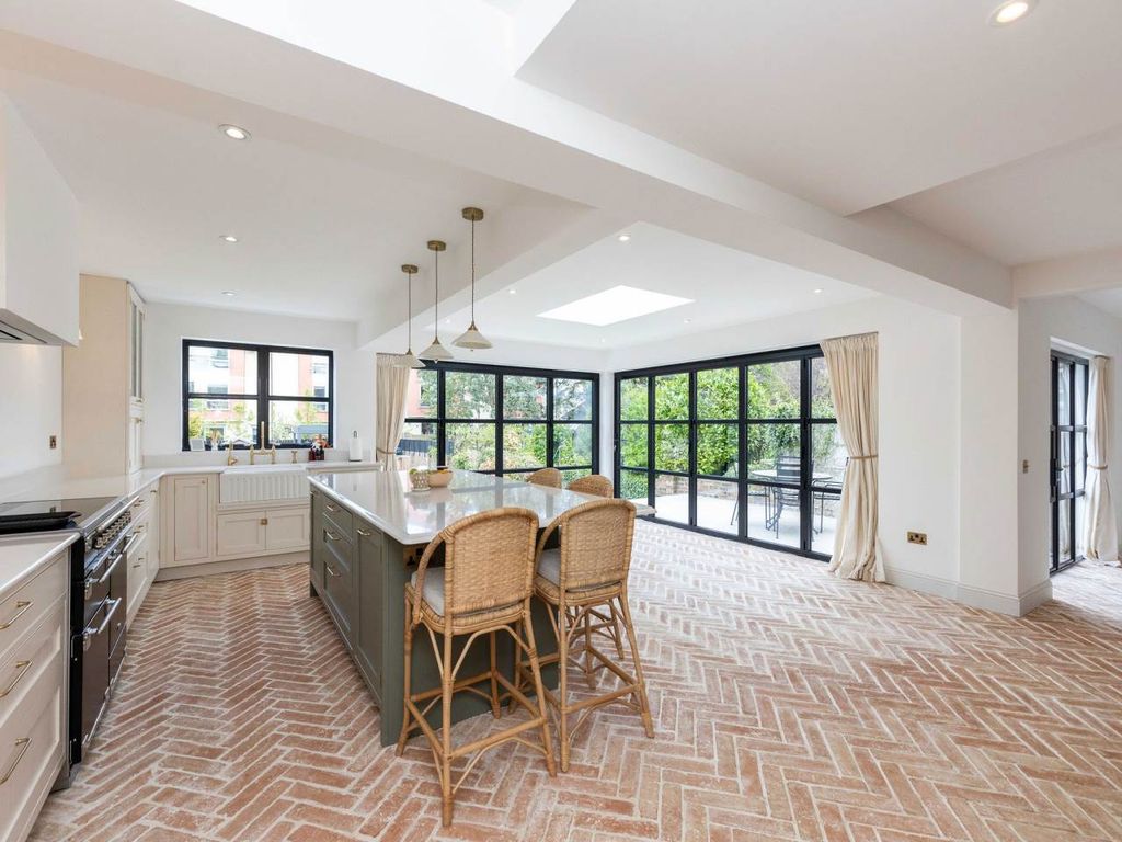 Property photo 2 of 20 Kitchenb