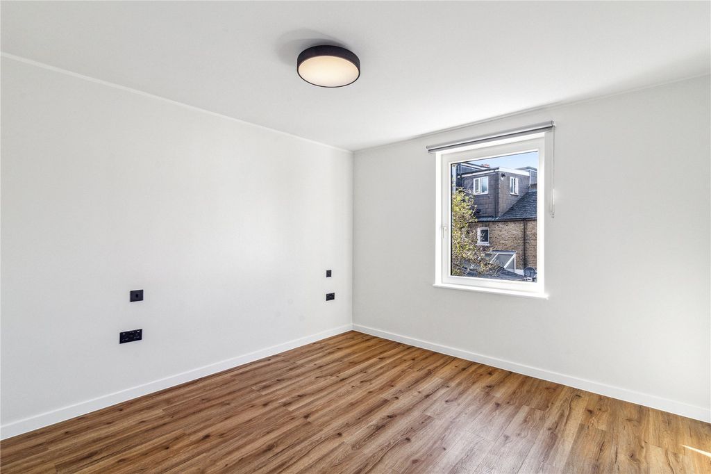 Property photo 3 of 8 Bedroom