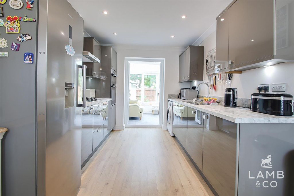 Property photo 3 of 17 Kitchen/Breakfast Room