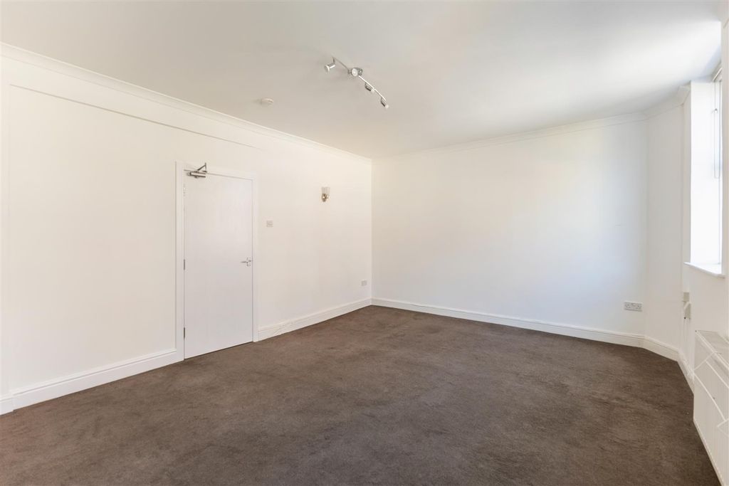 Property photo 3 of 11 110702_Flat 1 45 High Street-9.Jpg