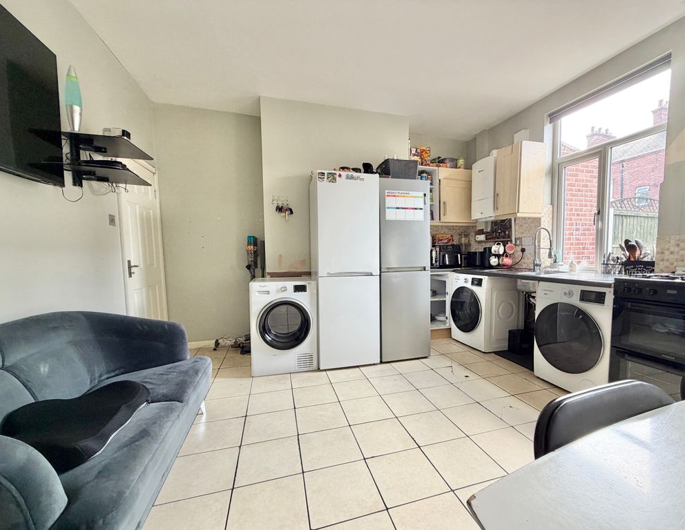 Property photo 3 of 12 Kitchen