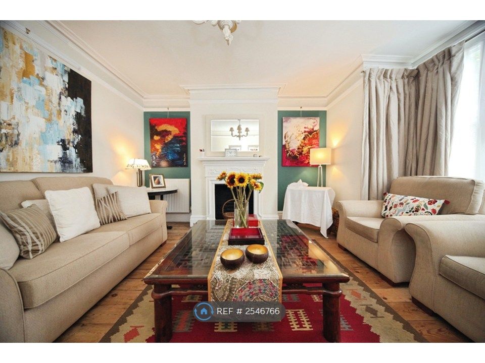 Property photo 3 of 12 Lounge
