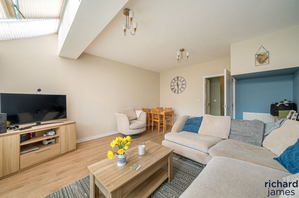 Property photo 3 of 11 c5E94Fabf5d24c4d8cc3F78d430A7636