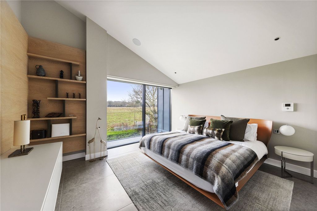 Property photo 2 of 40 Bedroom