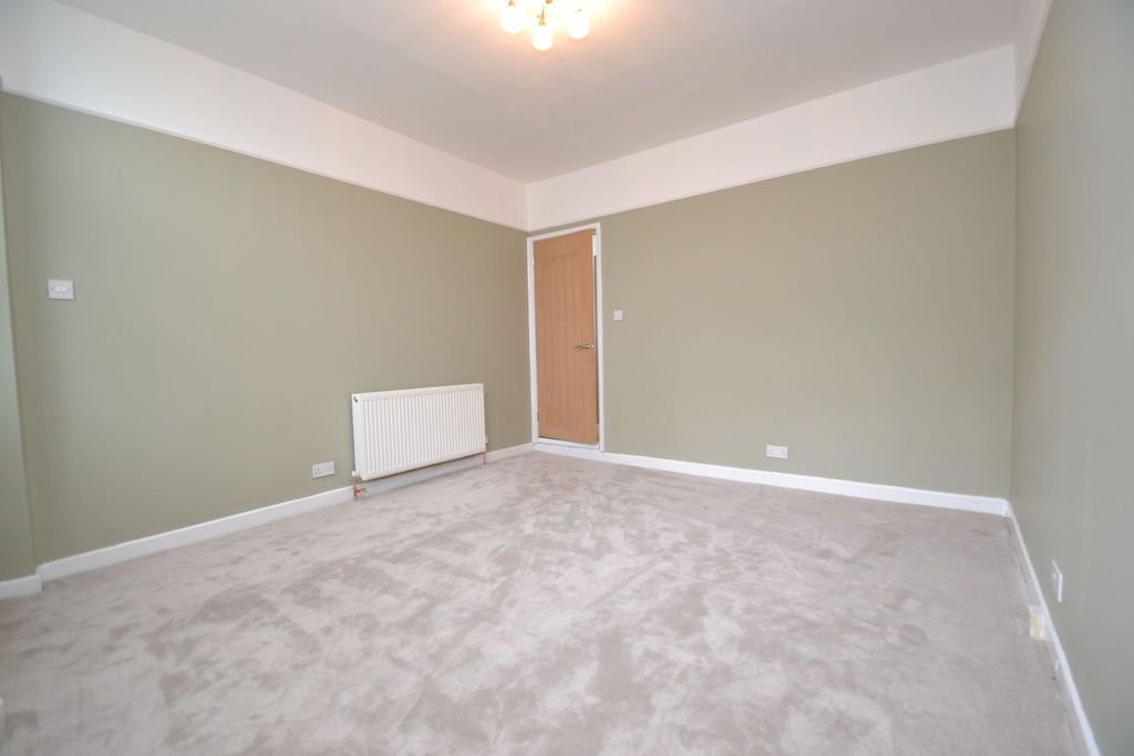 Property photo 2 of 17 Photograph 4