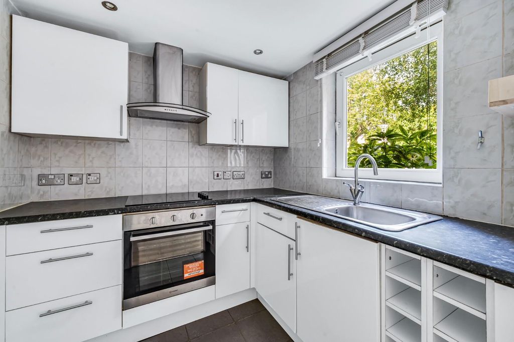 Property photo 3 of 7 30 Homecross House-6.Jpg