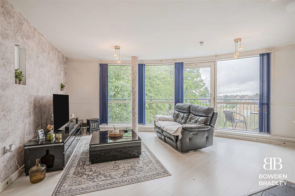 Property photo 2 of 13 Living Room/Kitchen