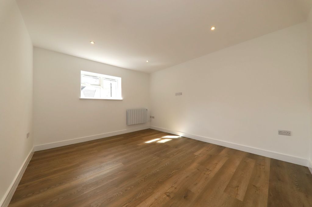 Property photo 3 of 12 Bed (E)