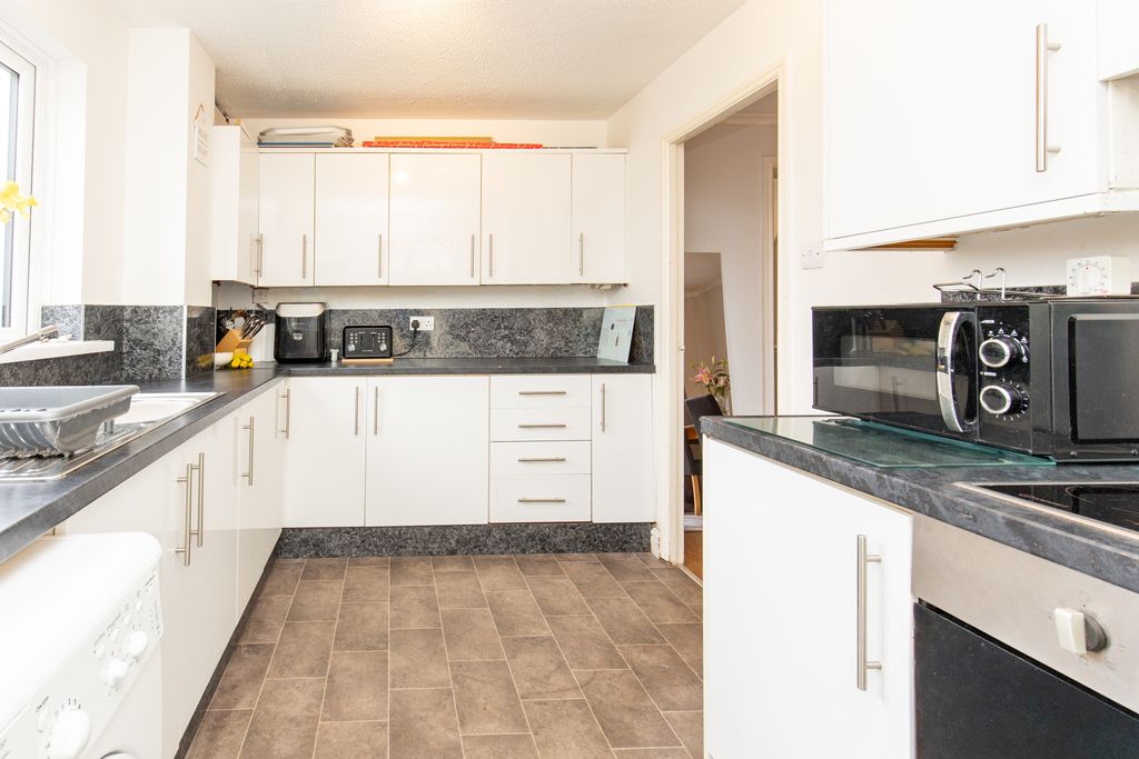 Property photo 3 of 12 Kitchen