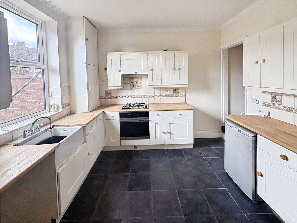 Property photo 2 of 10 Kitchen
