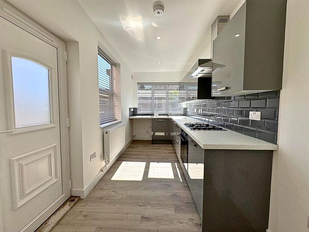 Property photo 3 of 19 Kitchen