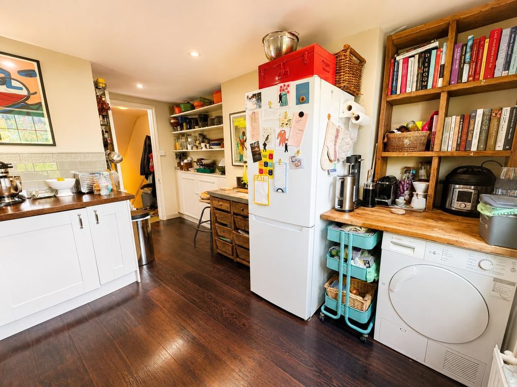 Property photo 2 of 9 Kitchen