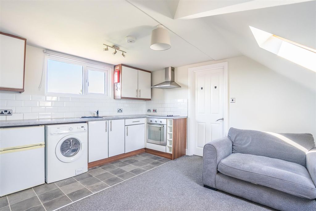 Property photo 1 of 6 Flat 4, 87 Cromer Street Kitchen.Jpg