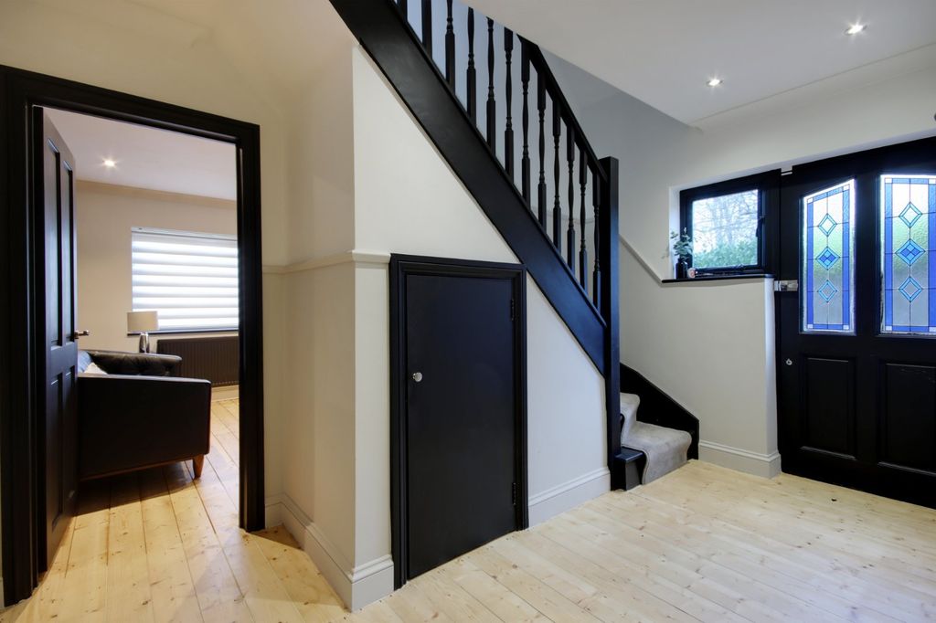 Property photo 3 of 21 Entrance Hall