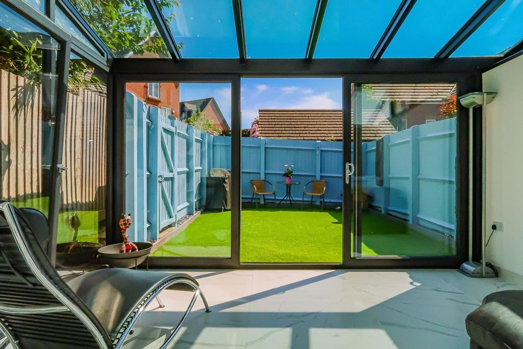 Property photo 2 of 21 Conservatory