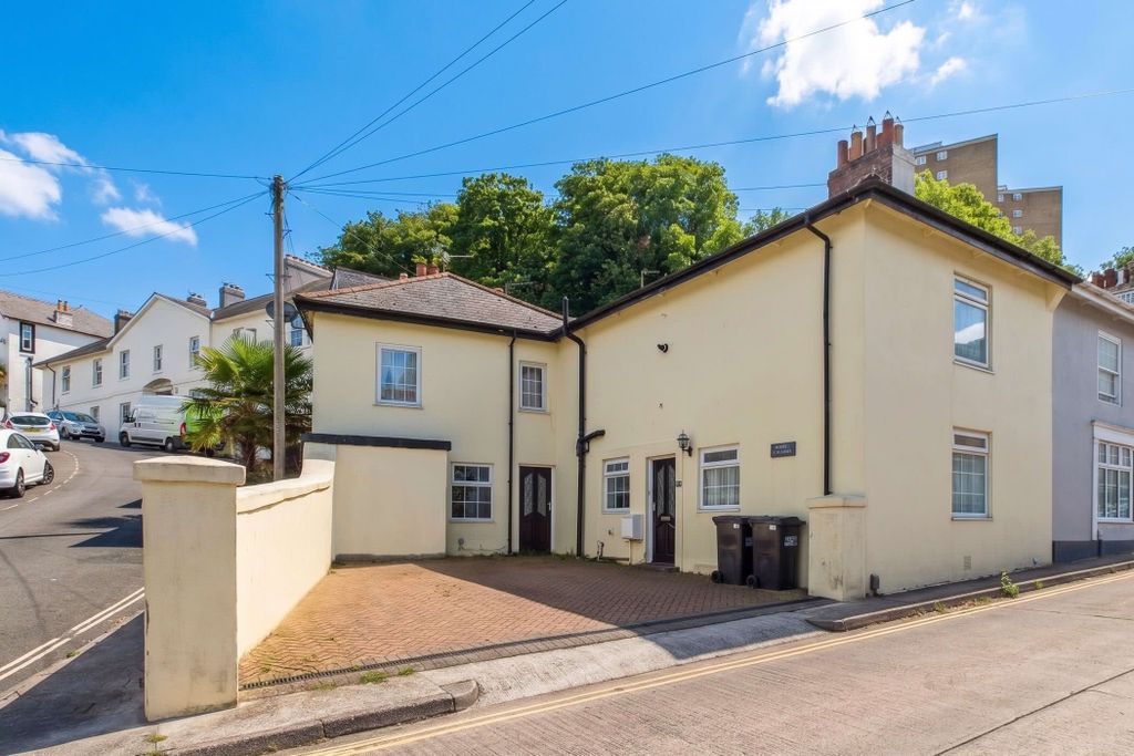 Property photo 2 of 11